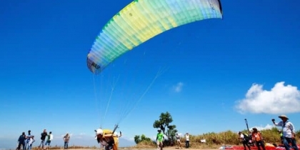 Bay dù lượn trên bán đảo Sơn Trà