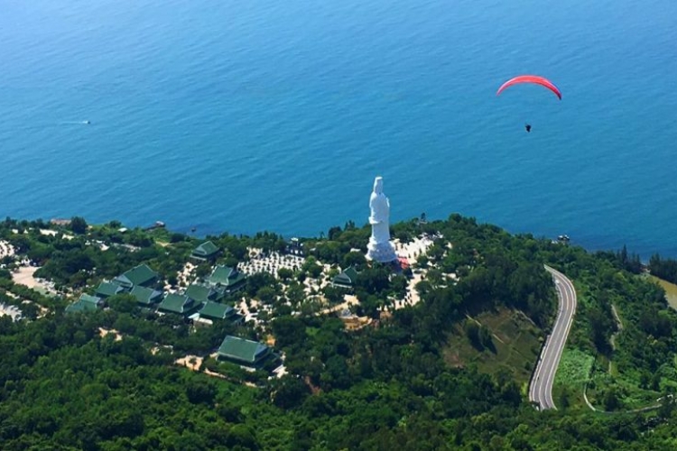 Bay dù lượn trên bán đảo Sơn Trà